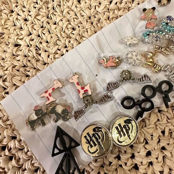 TM & WBEI Lot of Harry Potter Gryffindor Necklace, Bangles and earrings - Picture 9 of 10